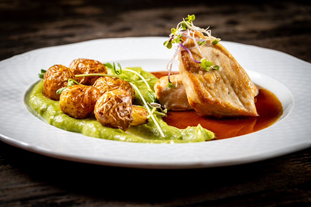 Hähnchenbrustfilet mit Jus, Erbsenpüree und Kartoffelpilzen