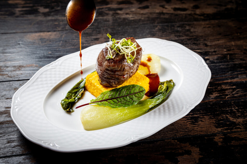 Hirschrücken mit Pak Choi, Brombeersauce und Polentaschnitte