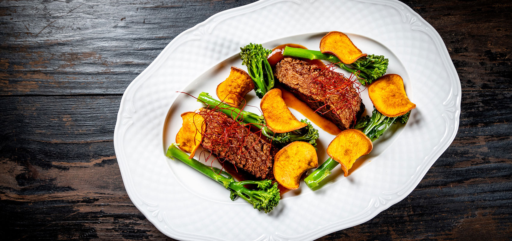 Geräucherter Tofu mit Chilisauce, wildem Brokkoli und Süßkartoffelchips