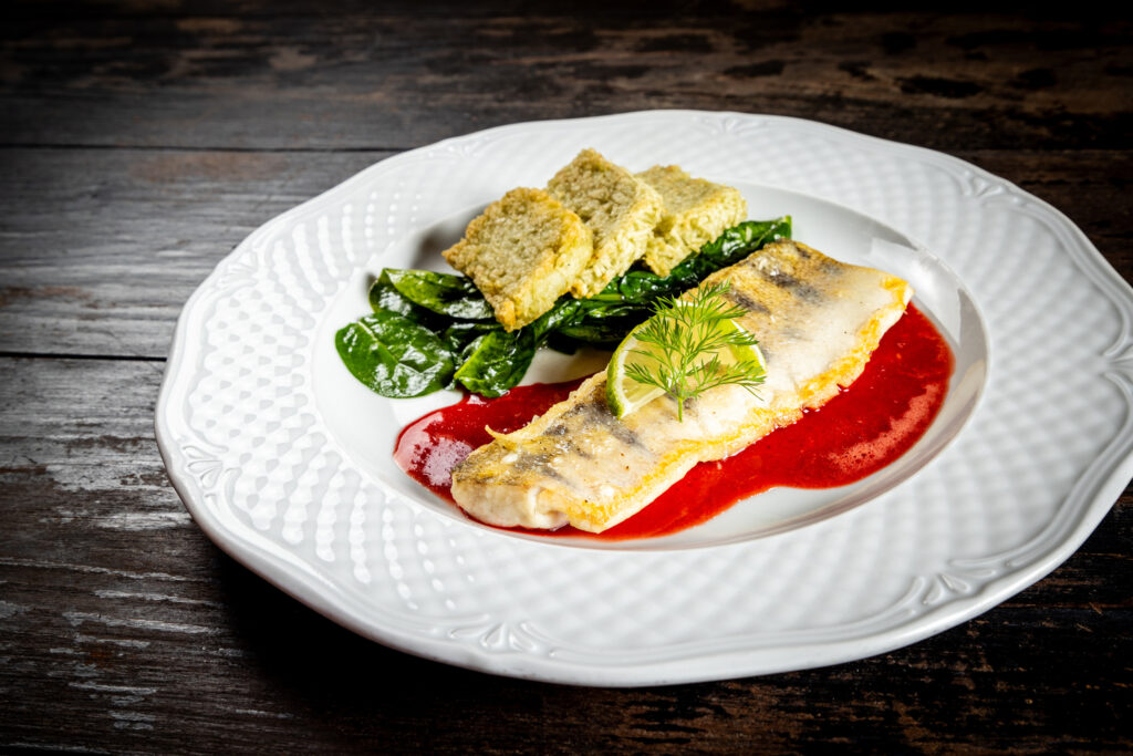 Gebratenes Zanderfilet mit Spinat und gebackenem Limettenreis